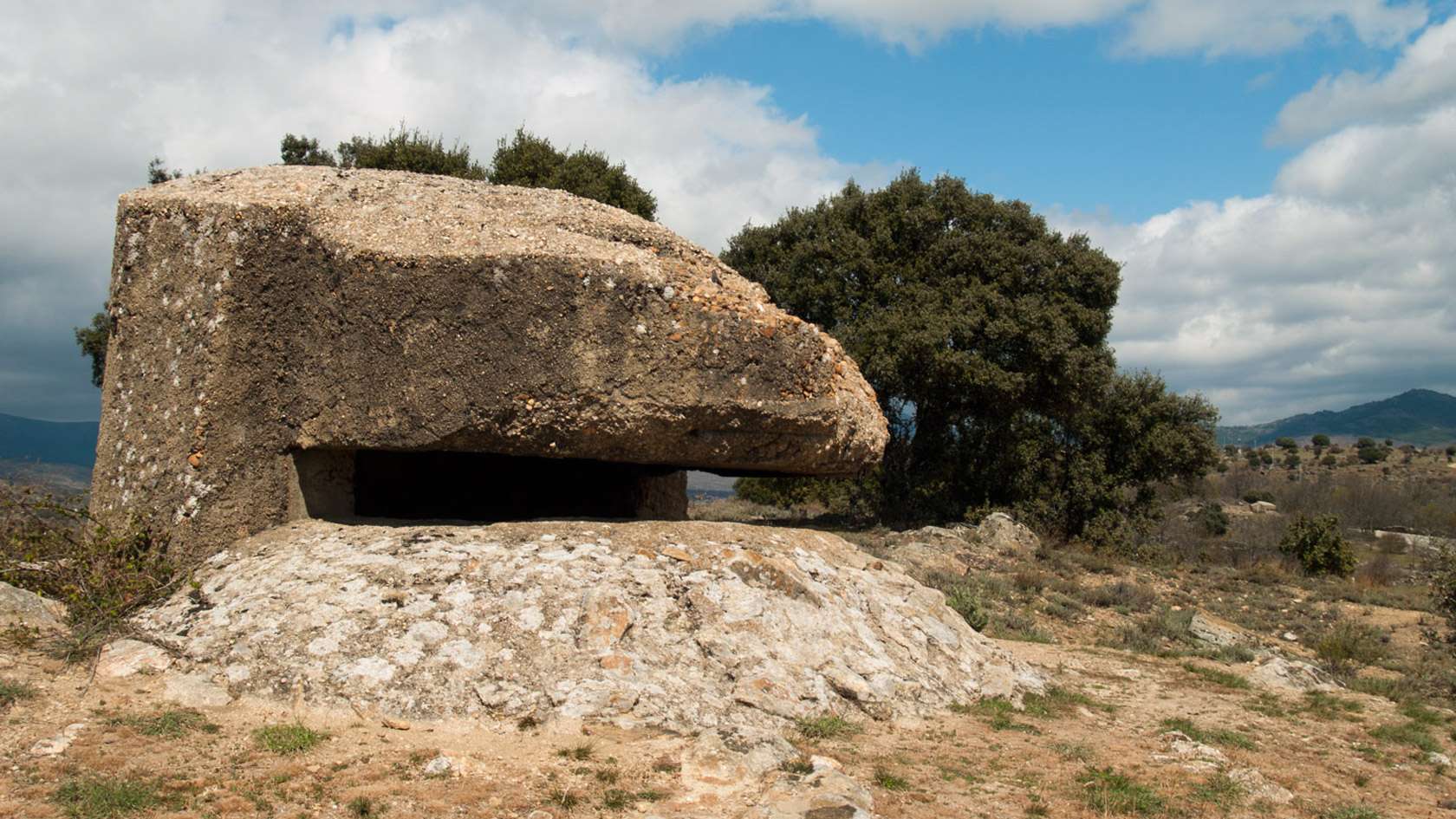 Bunker sobre una loma en ruta Frente del Agua. Senderismo en la Sierra de Madrid