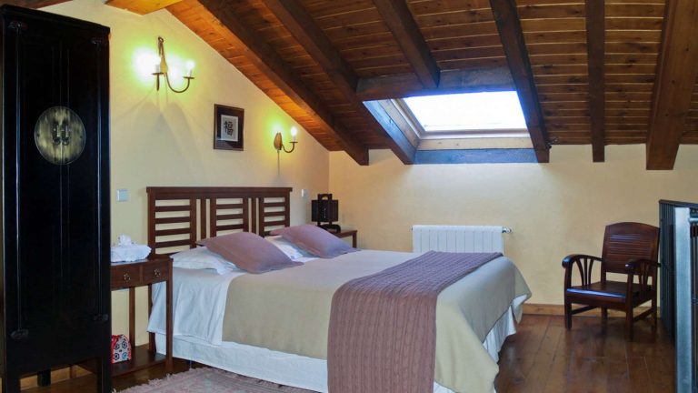 Dormitorio superior apartamento Bambú casas rurales Saika Rural