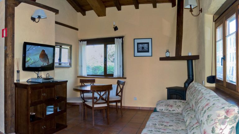 Comedor apartamento Enebro casas rurales Saika Rural