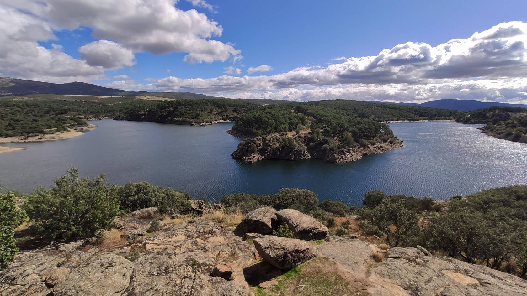 Vista panorámica del embalse de El Villar en la Sierra Norte de Madrid